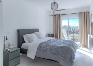 4 bedrooms, desk, iron/ironing board, free WiFi