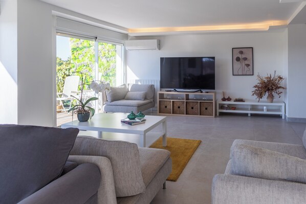 Smart-tv, boeken en een stereo