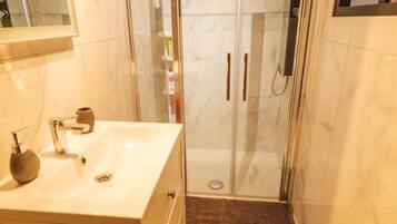 Regadera, secadora de cabello, toallas, jabón