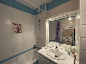 Bruser, hårtørrer, håndklæder, Toiletpapir