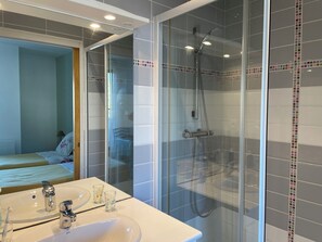 Shower, hair dryer, towels, toilet paper - Appartement Beauséjour - Breathtaking sea view (Carantec)