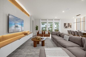 Een televisie en een tafeltennistafel