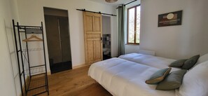 2 slaapkamers, een strijkplank/strijkijzer, reisbedje, gratis wifi