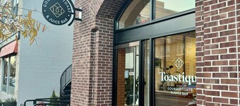 Charming Historic Rowhome - 1 block to Metro and Shops + Free Parking!