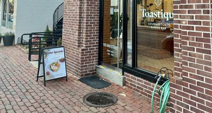 Stylish Old Town, Alexandria Rowhome / Walk to King Street Metro/ Free Parking!