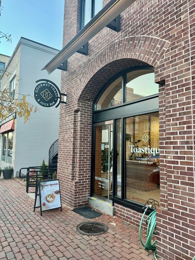 Charming Historic Rowhome - 1 block to Metro and Shops + Free Parking!