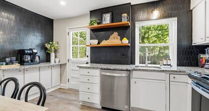 Charming Historic Rowhome - 1 block to Metro and Shops + Free Parking!
