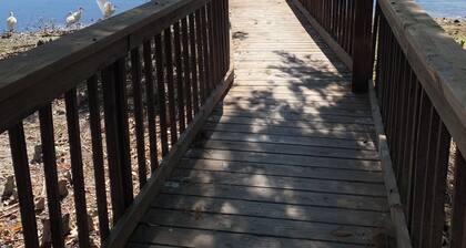 1/1 condo located on Lk Lulu. 7 minutes from Legoland. access to hwy 27, 17 & I4