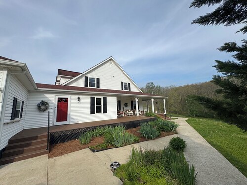 Family friendly 12 bed, Serene small town Louisa. Cozy with wifi, AC & farm life