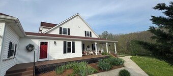 Family friendly 12 bed, Serene small town Louisa. Cozy with wifi, AC & farm life