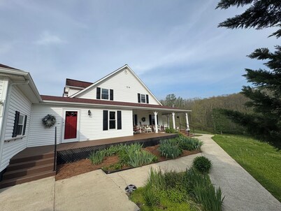 Family friendly 12 bed, Serene small town Louisa. Cozy with wifi, AC & farm life