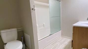 Asciugacapelli, asciugamani, sapone, carta igienica