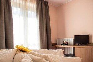 In-room safe, desk, free WiFi