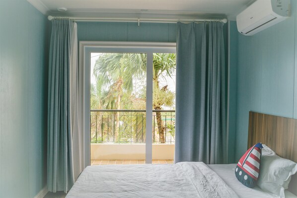 Premium bedding, pillow-top beds, soundproofing, free WiFi - Saipan Emerald Villa (Saipan)