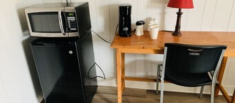 Room 17 - Standard Queen - Sleeps 2 - Harper Motel