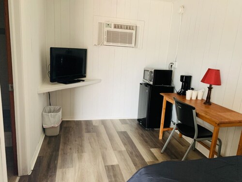 Room 10 - Standard Queen - Sleeps 2 - Harper Motel