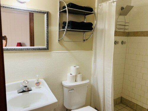 Room 10 - Standard Queen - Sleeps 2 - Harper Motel