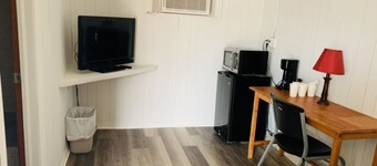 Room 11 - Standard Queen - Sleeps 2 - Harper Motel