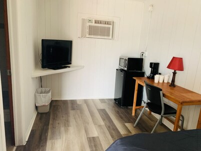 Room 11 - Standard Queen - Sleeps 2 - Harper Motel