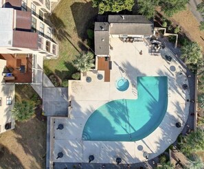 Piscine couverte, piscine extérieure