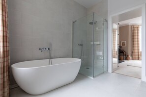 Appartement (3 Bedrooms) | Salle de bain | SĂšche-cheveux, serviettes fournies, savon, shampoing
