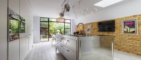 Apartment (3 Bedrooms) | Private kitchen | Fridge, microwave, oven, dishwasher