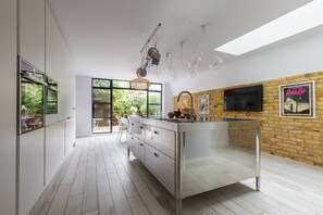 Apartment (3 Bedrooms) | Private kitchen | Fridge, microwave, oven, dishwasher - Radipole Road IV by Onefinestay (London)