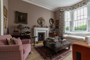 Apartment (3 Bedrooms) | Living area