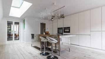 Apartment (3 Bedrooms) | Private kitchen | Fridge, microwave, oven, dishwasher