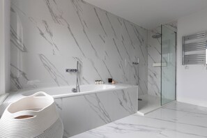 Apartamento (3 Bedrooms) | Baño | Secador de pelo, toallas, jabón y champú