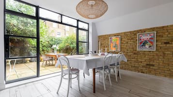 Apartment (3 Bedrooms) | Dining room