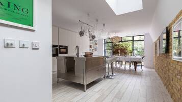 Apartment (3 Bedrooms) | Private kitchen | Fridge, microwave, oven, dishwasher