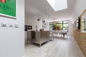 Apartment (3 Bedrooms) | Eigene Küche | Kühlschrank, Mikrowelle, Ofen, Geschirrspüler