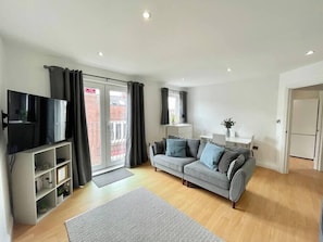 TV - Modern, fresh & spacious apartment with parking (Bristol)