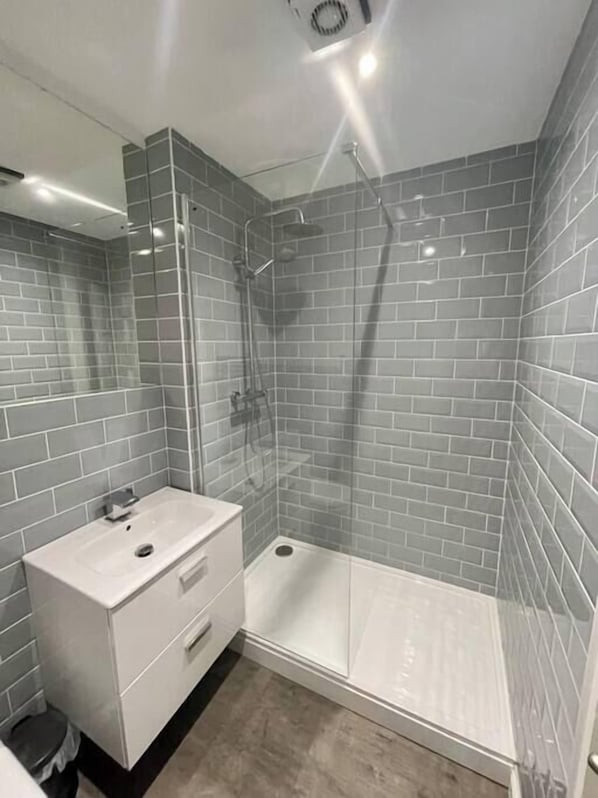 Hair dryer - Modern, fresh & spacious apartment with parking (Bristol)
