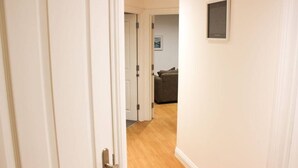 Unclassified image, 3 of 12, button - Modern, fresh & spacious apartment with parking (Bristol)