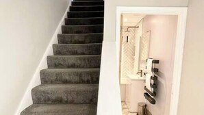 A staircase with carpeted steps leading to a landing. - Hereford House – Sleeps 8! BS2 (Bristol)