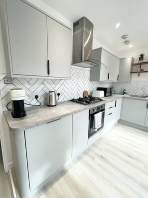 Kühlschrank, Mikrowelle, Ofen, Herdplatte