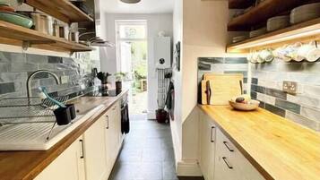 Kühlschrank, Mikrowelle, Ofen, Hochstuhl