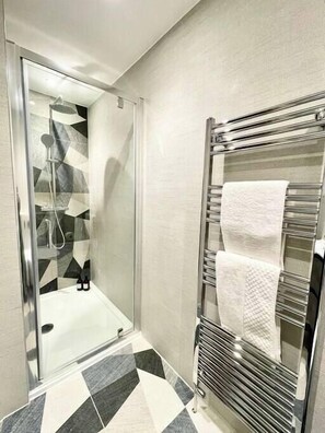 Hair dryer, towels - Beautiful Two Storey Apartment in City Centre- 1 (Bristol)