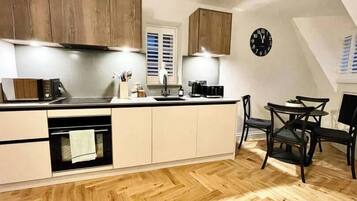 Coffee/tea maker, fridge, microwave, oven