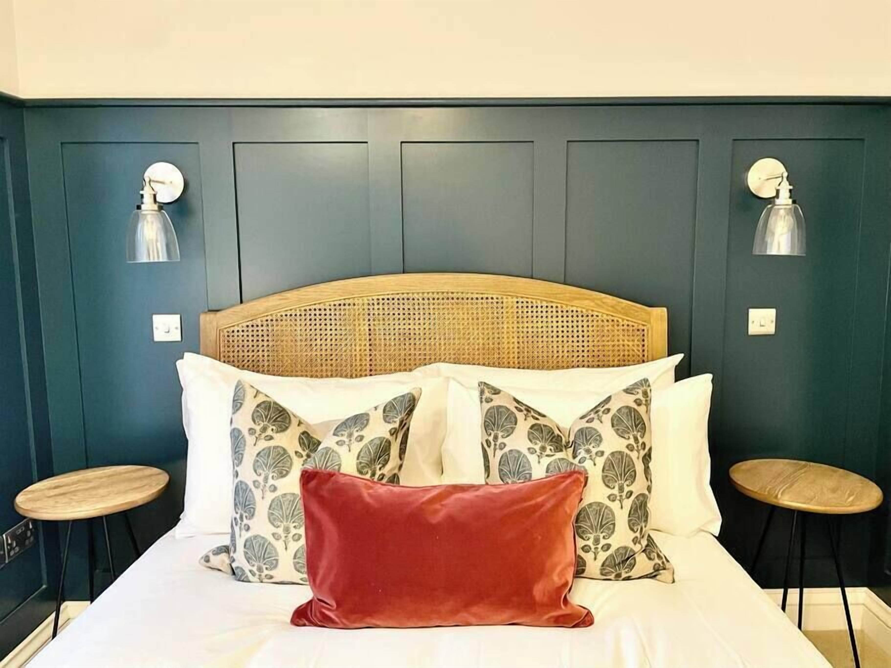 1 bedroom, iron/ironing board, travel crib, WiFi