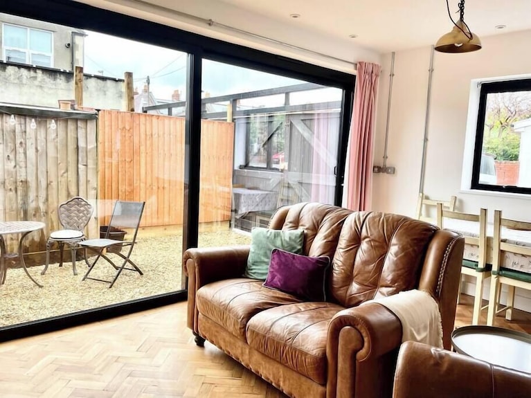 Hip Industrial Style Southville House & Courtyard - Brístol