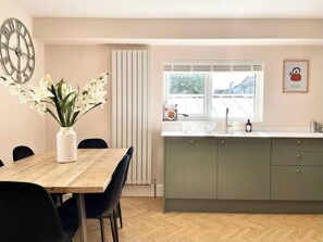 Dining - Beautiful Home with Parking and Ping Pong Table! (Bristol)