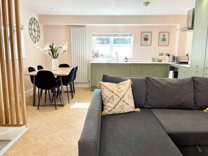 TV, ping pong - Beautiful Home with Parking and Ping Pong Table! (Bristol)