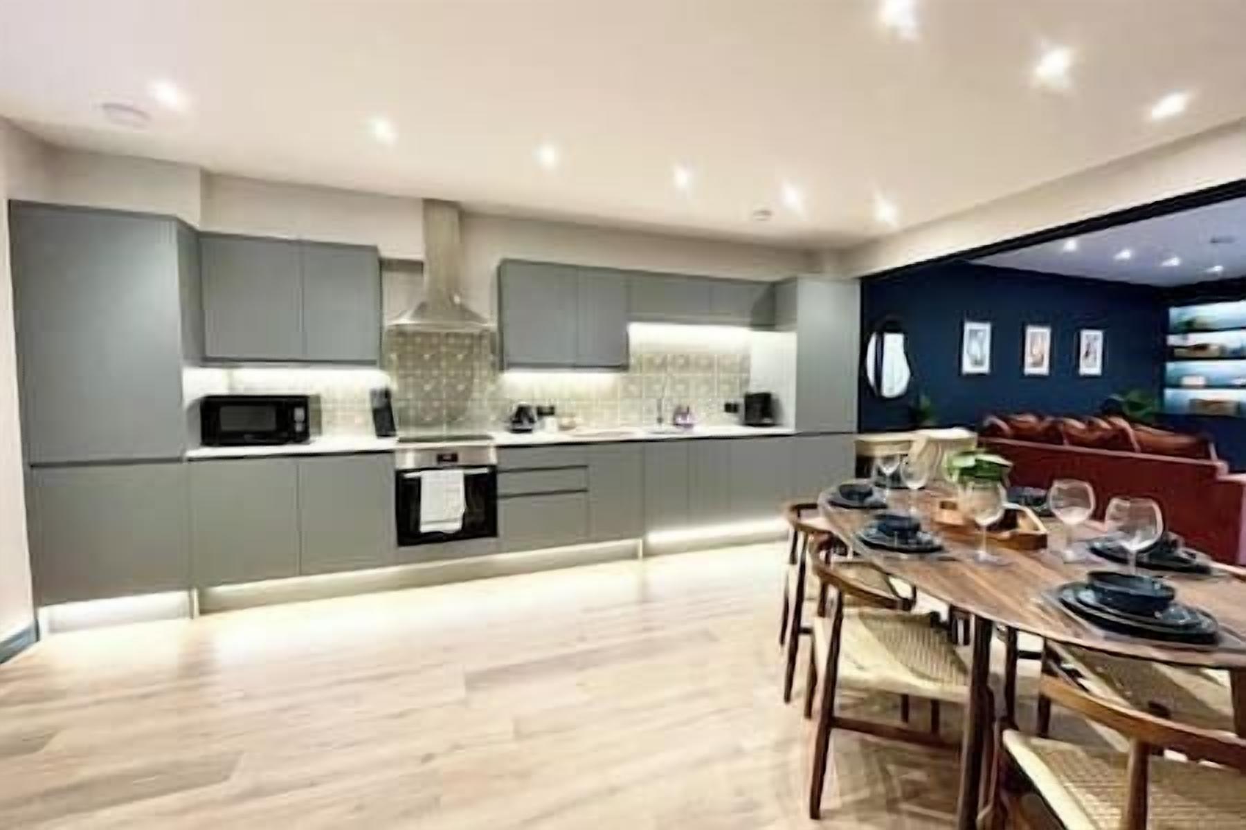 Frigorífico, microondas, horno y placa de cocina