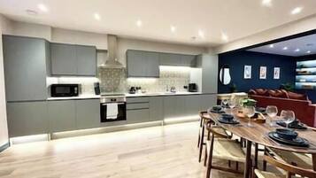 Frigorífico, microondas, horno y placa de cocina