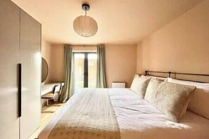 1 slaapkamer, een bureau, een strijkplank/strijkijzer, reisbedje