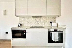 Een koelkast, een microgolfoven, een oven, een kookplaat