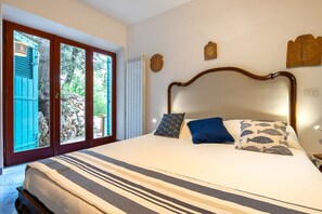 5 bedrooms, WiFi, bed sheets